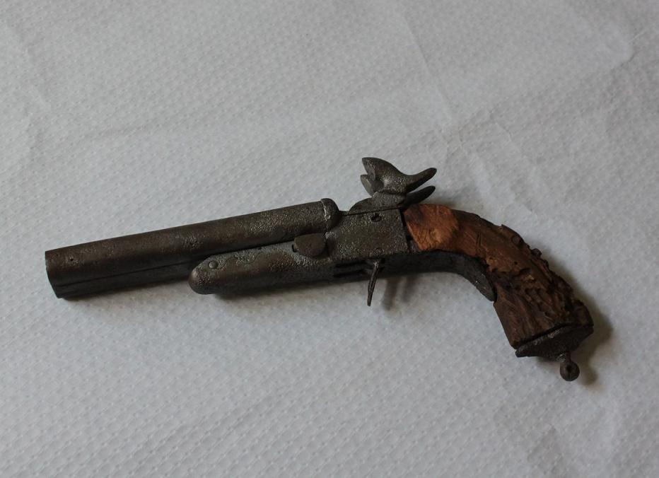 Pistolí de la primera meitat del segle XIX trobat a Sella. Col·lecció particular